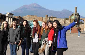 JSED_Jumpstreet Tours-Student-Trip-Italy-Picture-in-Pompeii-min