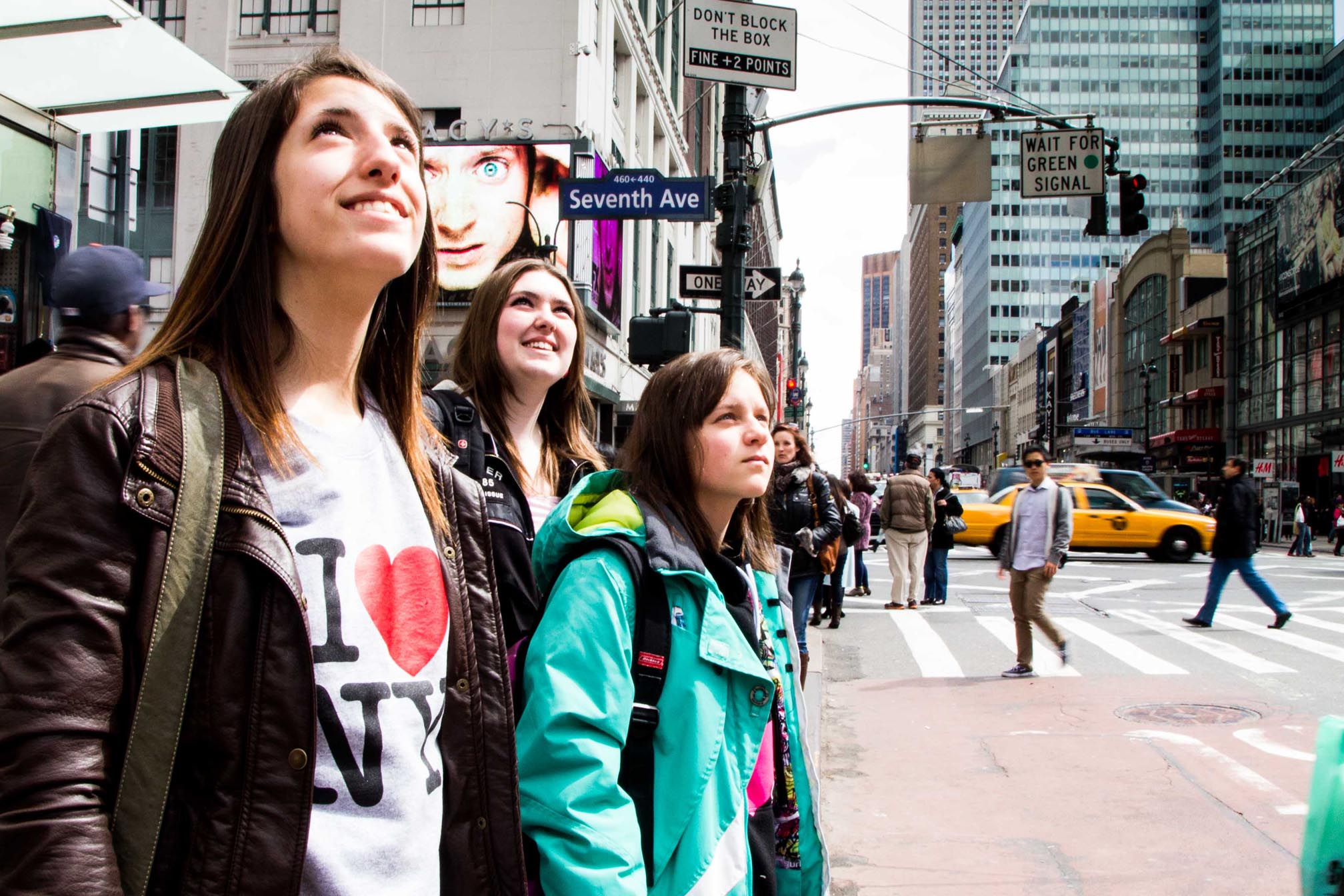 Jumpstreet-Tours-Students looking up in Times Square New York