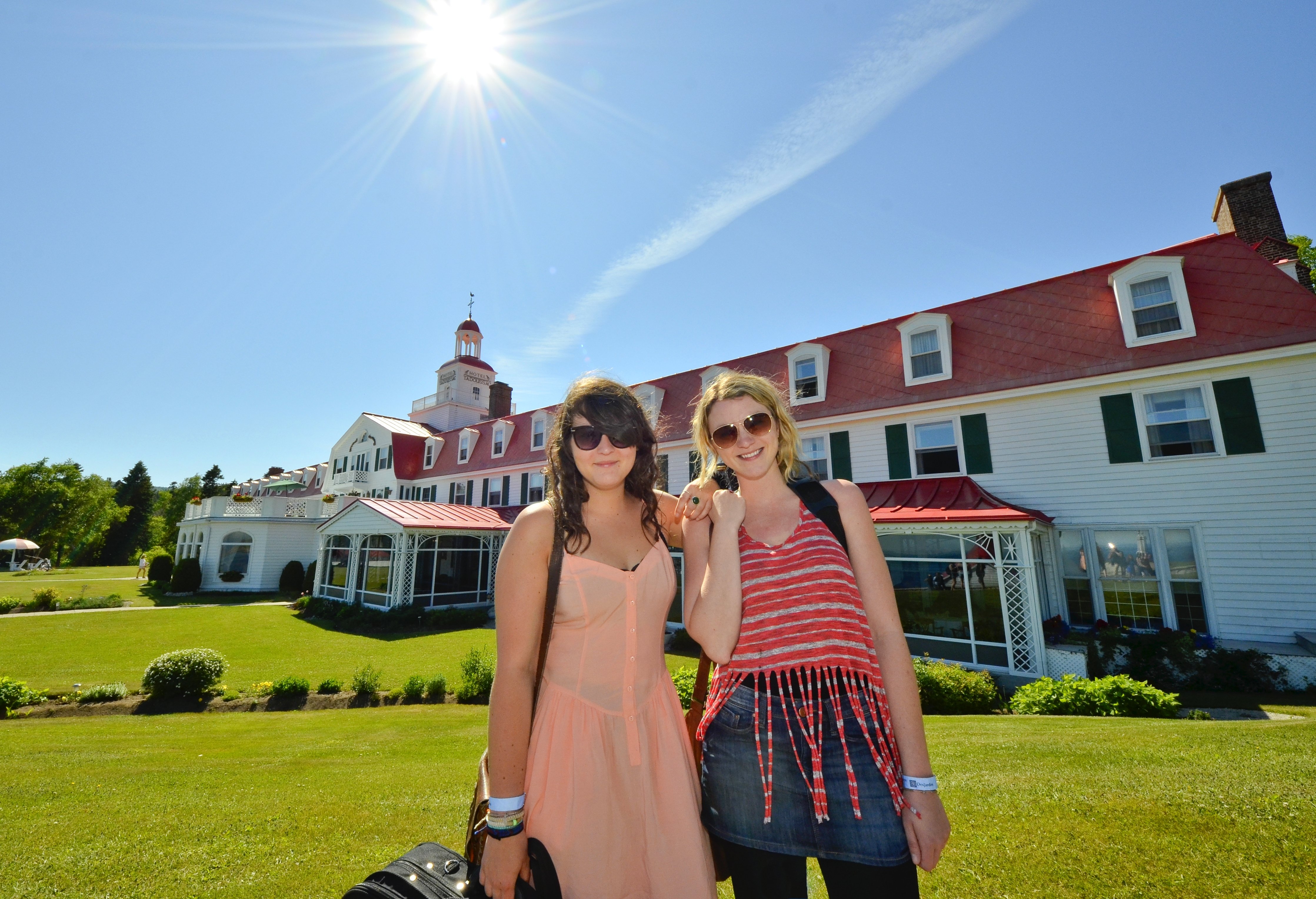 Jumpstreet-Tours-Students posing outside Hotel Tadoussac