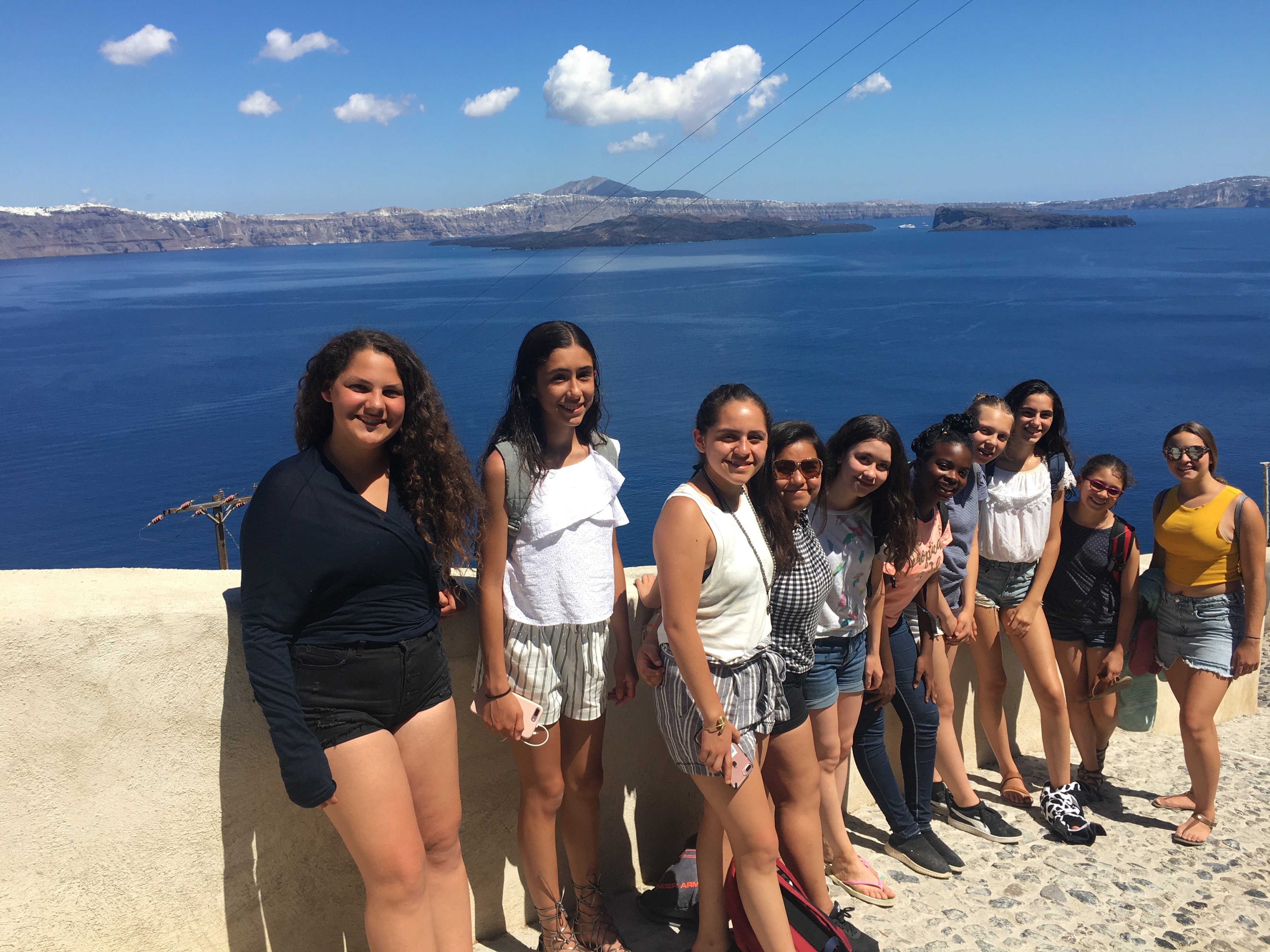Jeunes devant un panorama dans les Iles Grecques 