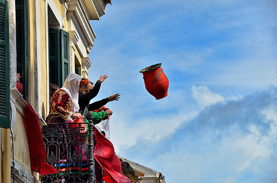 Pot throwing in Greece, an Easter tradition